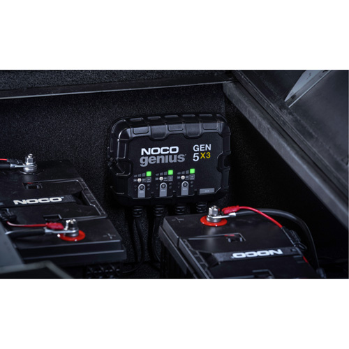 Chargeur de batterie embarqu&eacute; &agrave; 3 sorties de 15 amp&egrave;res Gen5X3 Genius Action Paper