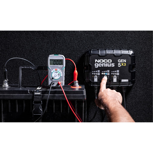 Chargeur de batterie embarqu&eacute; &agrave; 3 sorties de 15 amp&egrave;res Gen5X3 Genius Action Paper