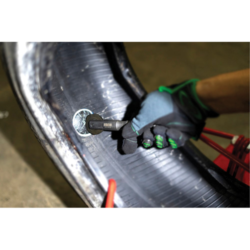 Outil robuste de roulage pour r&eacute;paration de pneus avec roulette &agrave; patch en acier Action Paper