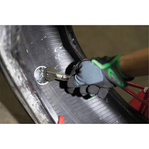 Outil robuste de roulage pour r&eacute;paration de pneus avec roulette &agrave; patch en acier Action Paper