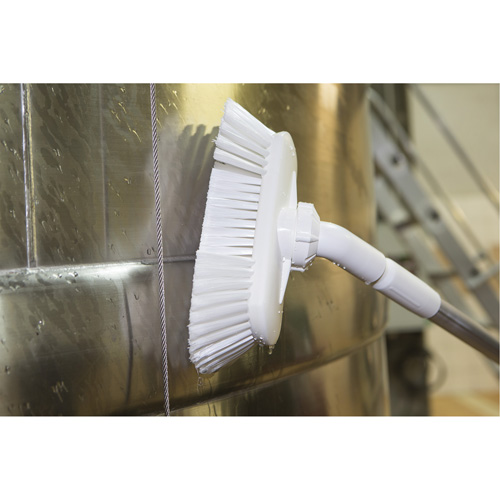 Brosse de lavage aliment&eacute;e en eau et &agrave; angle r&eacute;glable, Soies Doux, Longueur de 9-1/4", Vert Action Paper