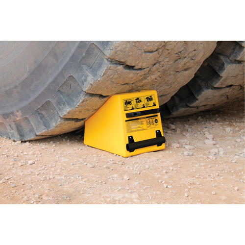 Cale de roue ultra-robuste pour l'exploitation mini&egrave;re Checkers Safety, PEHD, Jaune, 14-1/2" la x 17-1/2" p x 16" h Action Paper