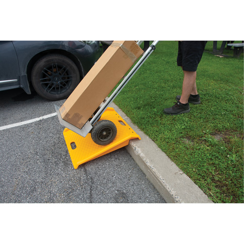 Rampe de trottoir portable en poly pour diable, Capacit&eacute; de 1000 lb, 27" la x 27" lo Action Paper