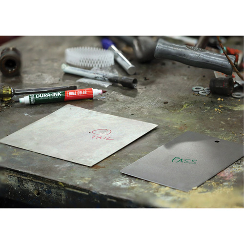 Marqueur &agrave; encre permanente et double couleur Markal Dura-Ink, Vert/Rouge, Pointe Ronde Action Paper