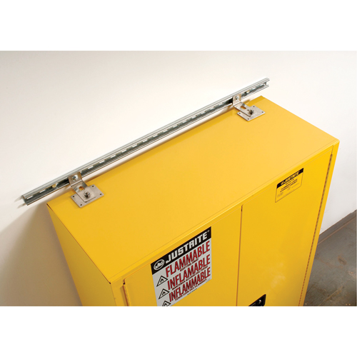 Attache de retenue contre les s&eacute;ismes pour armoire Sure-Grip Ex pour produits inflammables Action Paper