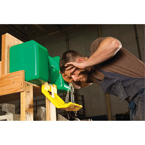 Poste de douche oculaire, Aliment&eacute; par gravit&eacute;, Capacit&eacute; 9 gal., Conformit&eacute; ANSI Z358.1 Action Paper