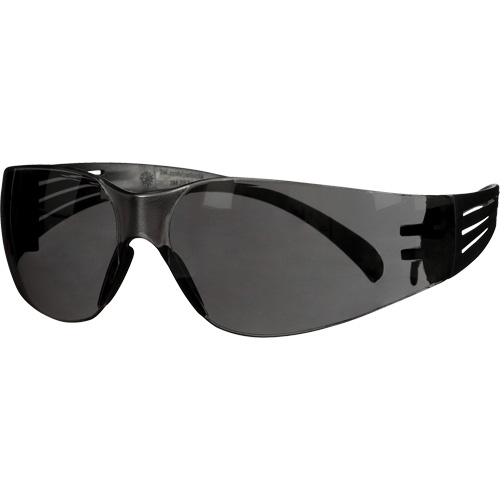 Lunettes de protection de s&eacute;rie 100 SecureFit, Lentille Gris, Antibu&eacute;e/Anti-&eacute;gratignures, ANSI Z87+/R&eacute;pond ou surpasse la norme CSA Z94.3 Action Paper