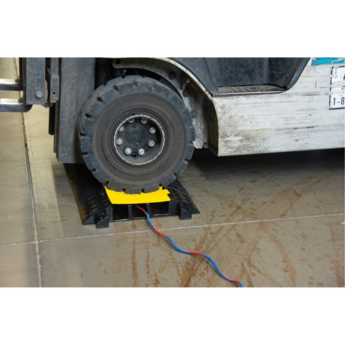 Protecteur de c&acirc;bles en polyur&eacute;thane, 3 canaux, 35,43" lo x 19,69" la x 3" h Action Paper