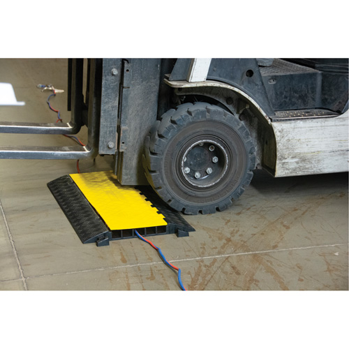 Protecteur de c&acirc;bles en polyur&eacute;thane, 5 canaux, 35,43" lo x 19,69" la x 2" h Action Paper