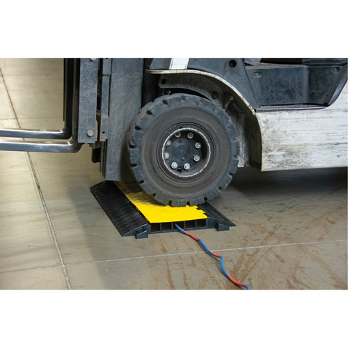 Protecteur de c&acirc;bles en polyur&eacute;thane, 5 canaux, 35,43" lo x 19,69" la x 2" h Action Paper