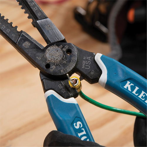 Outil polyvalent Klein-Kurve pour d&eacute;nuder, couper et sertir les fils, 8-1/4" lo, 8 - 20 AWG Action Paper