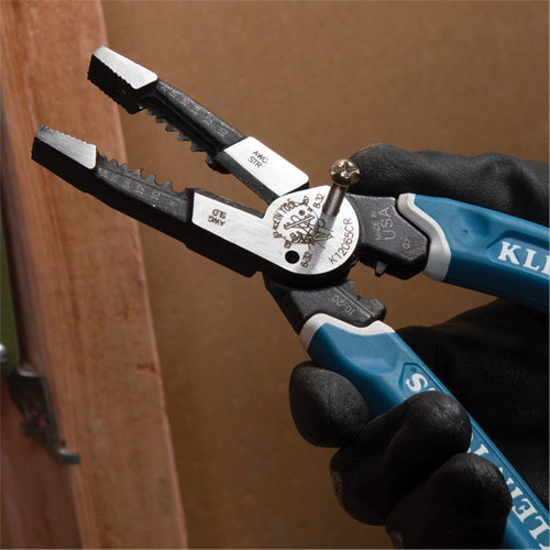 Outil polyvalent Klein-Kurve pour d&eacute;nuder, couper et sertir les fils, 8-1/4" lo, 8 - 20 AWG Action Paper