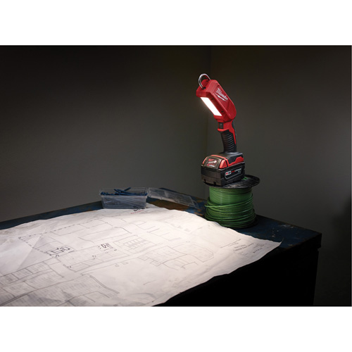 B&acirc;ton lumineux M18, Crochet, Rechargeable, 300 lumens Action Paper