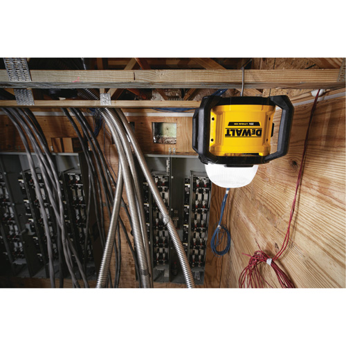 Baladeuse polyvalent sans fil Tool Connect 20V Max, DEL, 5000 lumens, Boîtier en Plastique Action Paper