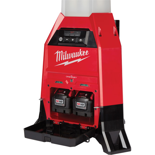 Lampe de chantier M18 Radius et chargeur avec One-Key, DEL, 4800/9000/2500 lumens, Boîtier en Plastique Action Paper