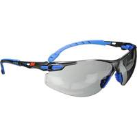 Lunettes de s&eacute;curit&eacute; Solus avec lentilles Scotchgard, Lentille Grise/fum&eacute;e, Antibu&eacute;e, R&eacute;pond ou surpasse la norme CSA Z94.3 Action Paper