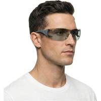 Lunettes de s&eacute;curit&eacute; Adapt Lite, Lentille Int&eacute;rieur/ext&eacute;rieur, Antibu&eacute;e/Anti-&eacute;gratignures, ANSI Z87+/R&eacute;pond ou surpasse la norme CSA Z94.3 Action Paper