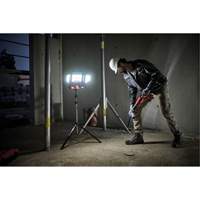 Lampe de travail &agrave; DEL professionnelle &agrave; panneaux pliants lumens sans fil 18V sur tr&eacute;pied, DEL, 3600 lumens Action Paper